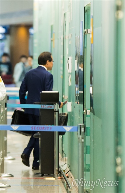  자유한국당 대선후보 였던 홍준표 전 경남지사가 12일 오후 인천공항에서 미국으로 떠나기 위해 입국 심사장으로 들어가고 있다.