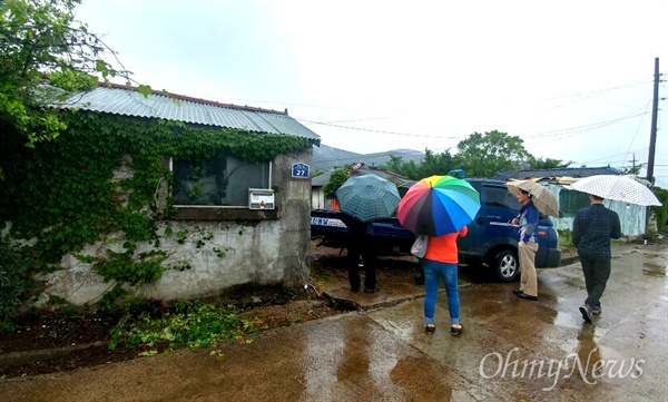 비가 내린 12일, 문재인 대통령의 고향인 거제시 거제면 남정마을에 방문객들이 찾아오고 있다.