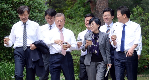  문재인 대통령이 12일 국회  시정연설을 앞둔 가운데, 김동철 국민의당 원내대표가 11일 "(대통령의) 시정연설은 국회를 존중한다는 의미도 있지만 보여주기식 행보, 상징의 정치라는 측면도 있다고 본다"고 말했다. 사진은 지난달 11일, 청와대 소공원에서 신임 수석비서관들과 산책 중인 문 대통령의 모습. 