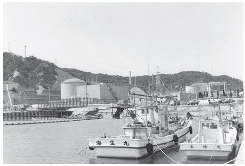 항구 옆에 지어진 일본원자력발전주식회사(일본원전) 쓰루가발전소