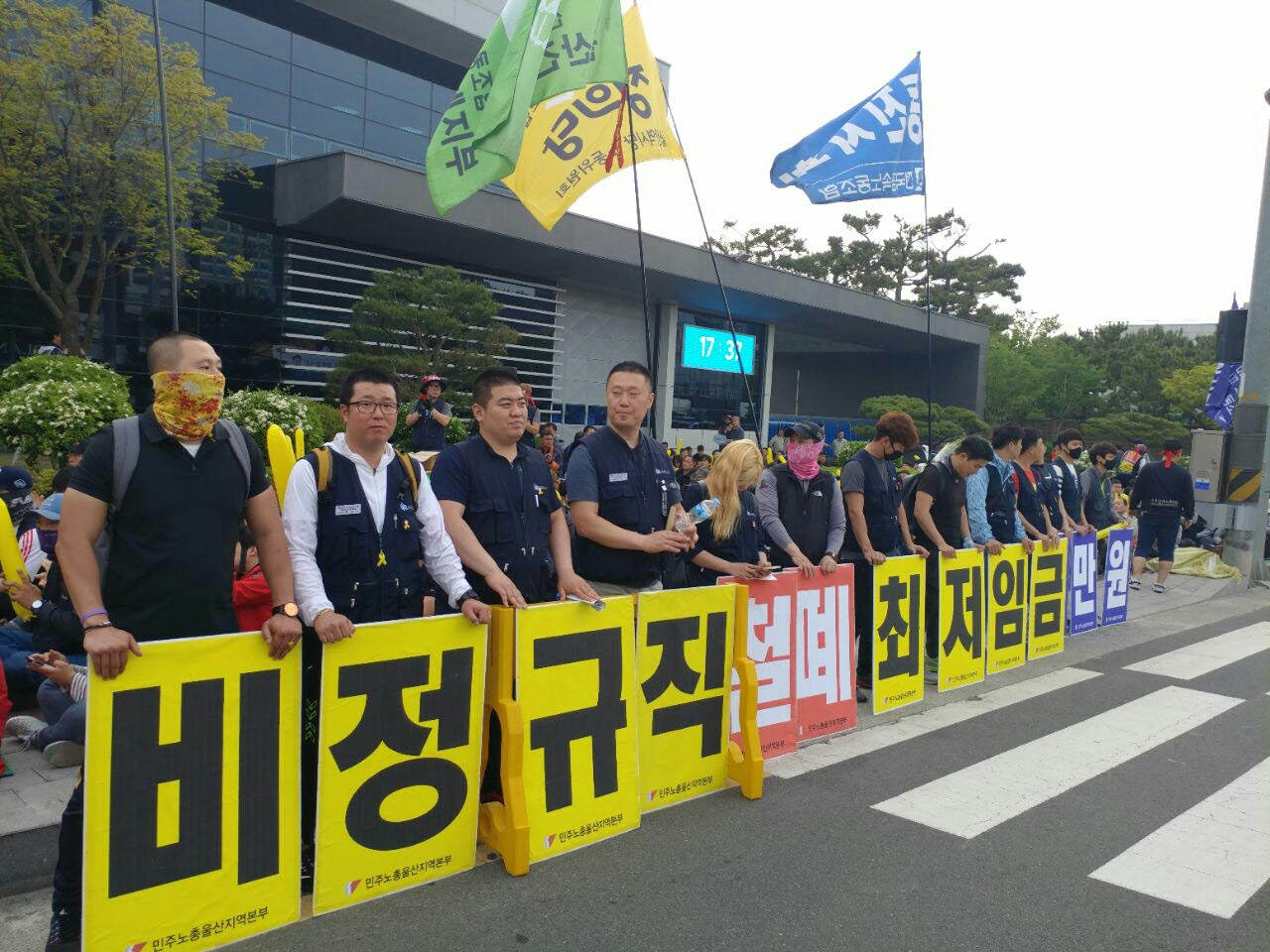  5월 11일 오후 5시부터 울산 북구 양정동 현대자동차 정문 앞에서 열린 현대차 비정규직 진우3사  원직복직을 위한 노동자 연대한마당 