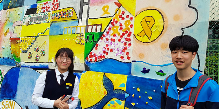 서울 선유중 운동장에 설치된 걸개그림 펼침막. 전교생과 함께 이 그림을 만든 곳은 바로 이 학교 학생회다. 