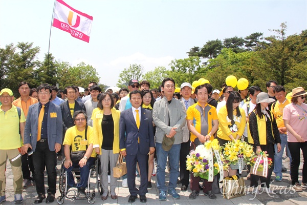 유시민 작가는 13일 오후 김해 봉하마을에서 '시민광장' 회원들과 함께 고 노무현 전 대통령 묘소를 참배했다.