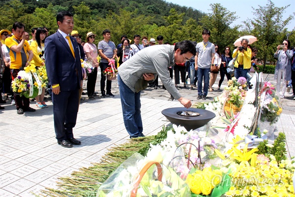 유시민 작가는 13일 오후 김해 봉하마을에서 '시민광장' 회원들과 함께 고 노무현 전 대통령 묘소를 참배하며 분향하고 있다.