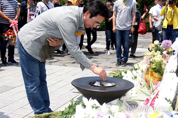 유시민 작가는 13일 오후 김해 봉하마을에서 '시민광장' 회원들과 함께 고 노무현 전 대통령 묘소를 참배했다.