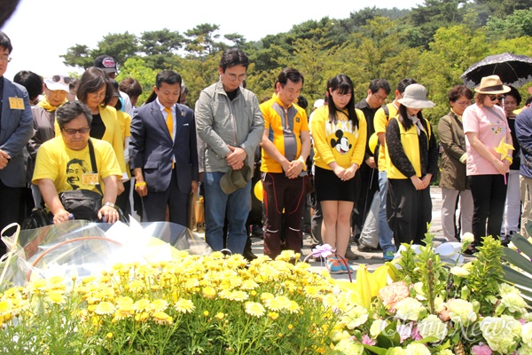 유시민 작가는 13일 오후 김해 봉하마을에서 '시민광장' 회원들과 함께 고 노무현 전 대통령 묘소를 참배했다.