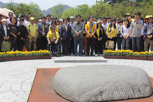 유시민 작가는 13일 오후 김해 봉하마을에서 '시민광장' 회원들과 함께 고 노무현 전 대통령 묘소를 참배했다.