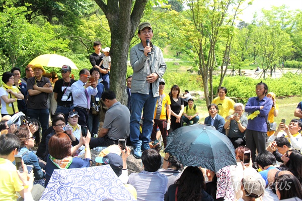 유시민 작가는 13일 오후 김해 봉하마을에서 '시민광장' 회원들과 이야기를 나누고 있다.