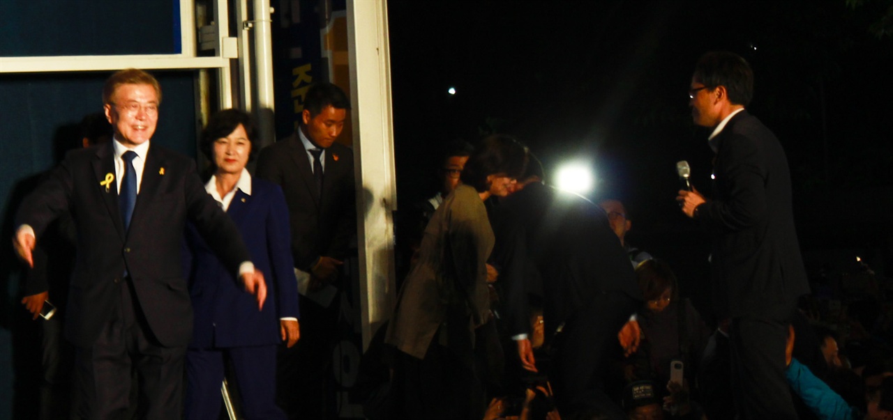 9일 문재인 후보가 추미애 더민주 대표와 함께 광화문 '특설무대' 위에 오르고 있다.