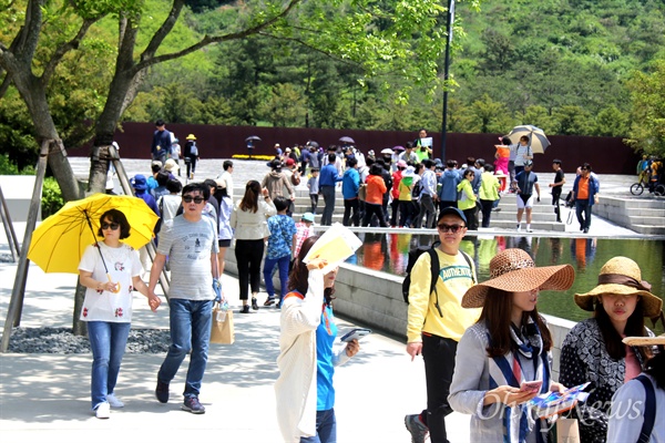  고 노무현 전 대통령 서거 8주기 추도식을 앞두고 주말인 13일 김해 봉하마을에 많은 참배객이 몰렸다.