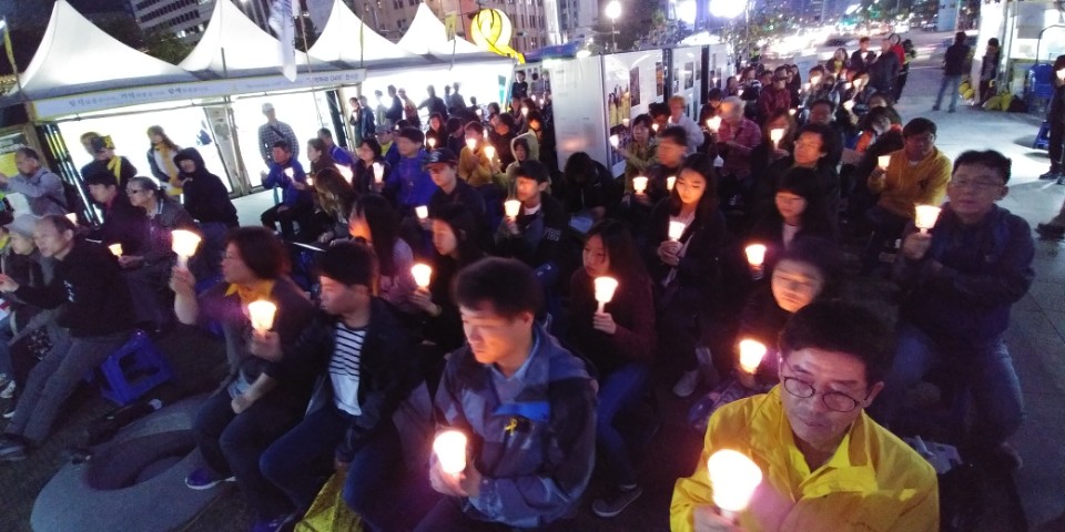 별이 된 선생님들 전교조 경기지부는 13일 광화문 세월호 광장에서 ‘세월호 참사 3년, 별이 된 선생님을 기억하는 촛불 문화제’를 열었다.