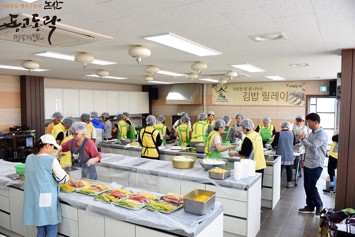 김밥 재료를 준비하고 있는 참 좋은가 가족봉사단