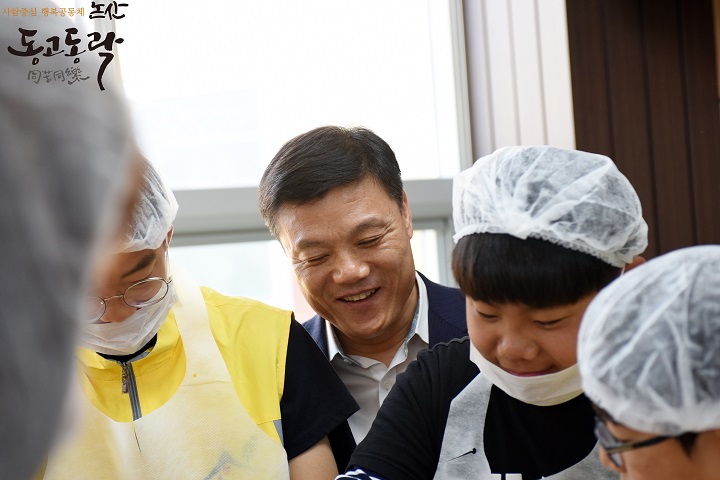 박승용 논산시의회 의원이 유부초밥을 만들고 있는 청소년들이 이야기 나누고 있다.