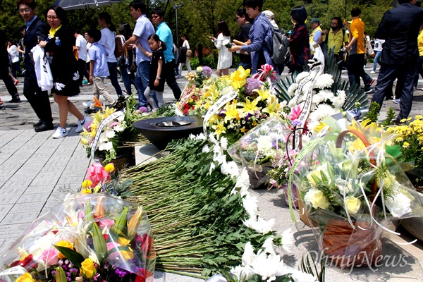 고 노무현 전 대통령 서거 8주기를 앞두고 김해 봉하마을 묘소의 헌화대에 참배객들이 놓고 간 꽃이 수북하다.