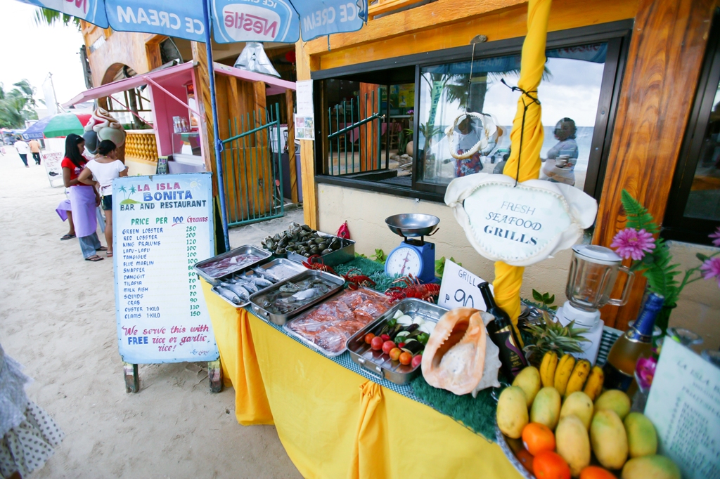 열대과일과 싱싱한 해산물을 저렴한 가격에 맛볼 수 있는 필리핀 식당.