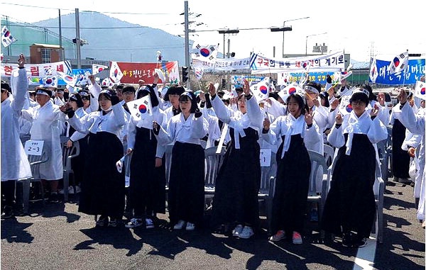 진해 웅동중학교는 2017년 4뤌 3일 독립만세운동 기념행사를 열었다.