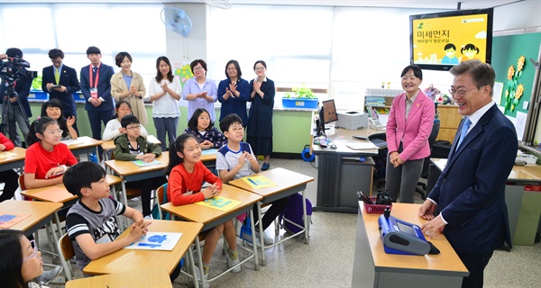 문재인 대통령이 15일 오후 찾아가는 대통령 2편으로 서울 양천구 은정초등학교에서 열린 '미세먼지 바로 알기 방문교실'에 참석, 학생들과 대화하고 있다.