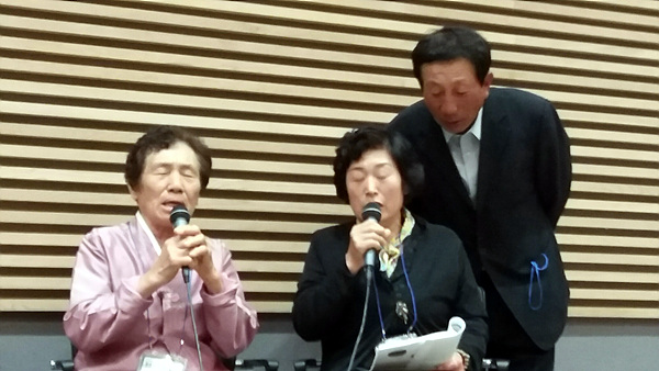 소안도에서 불렸던 항일의 노래 여러편을 기억하고 계시는 박대님(왼쪽)씨와 함께 노래를 불러주는 김영애(중앙), 김중배(우측)씨 모습. 김중배씨는 3살 때 아버지를 잃고 7살 때 어머니가 재가한 후 힘들게 살았다.  