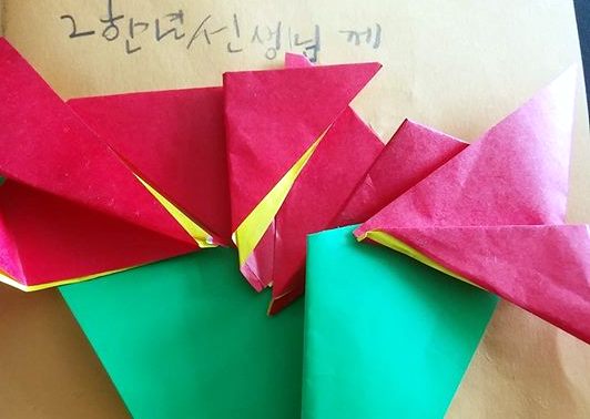 15일, 한 학생이 교사에게 접어 준 '종이 꽃'. 
