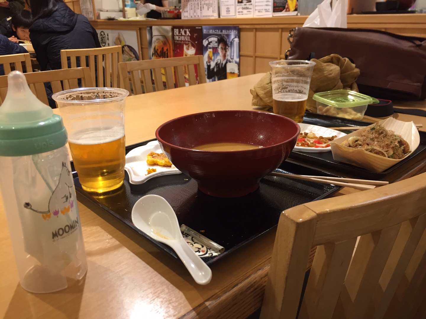 아이와 함께 일본 여행 갔을 때. 들어갈 수 있는 식당을 찾지 못해 푸드코트에서 분유와 맥주를 함께 해결했다. 난장판이 된 식탁. 