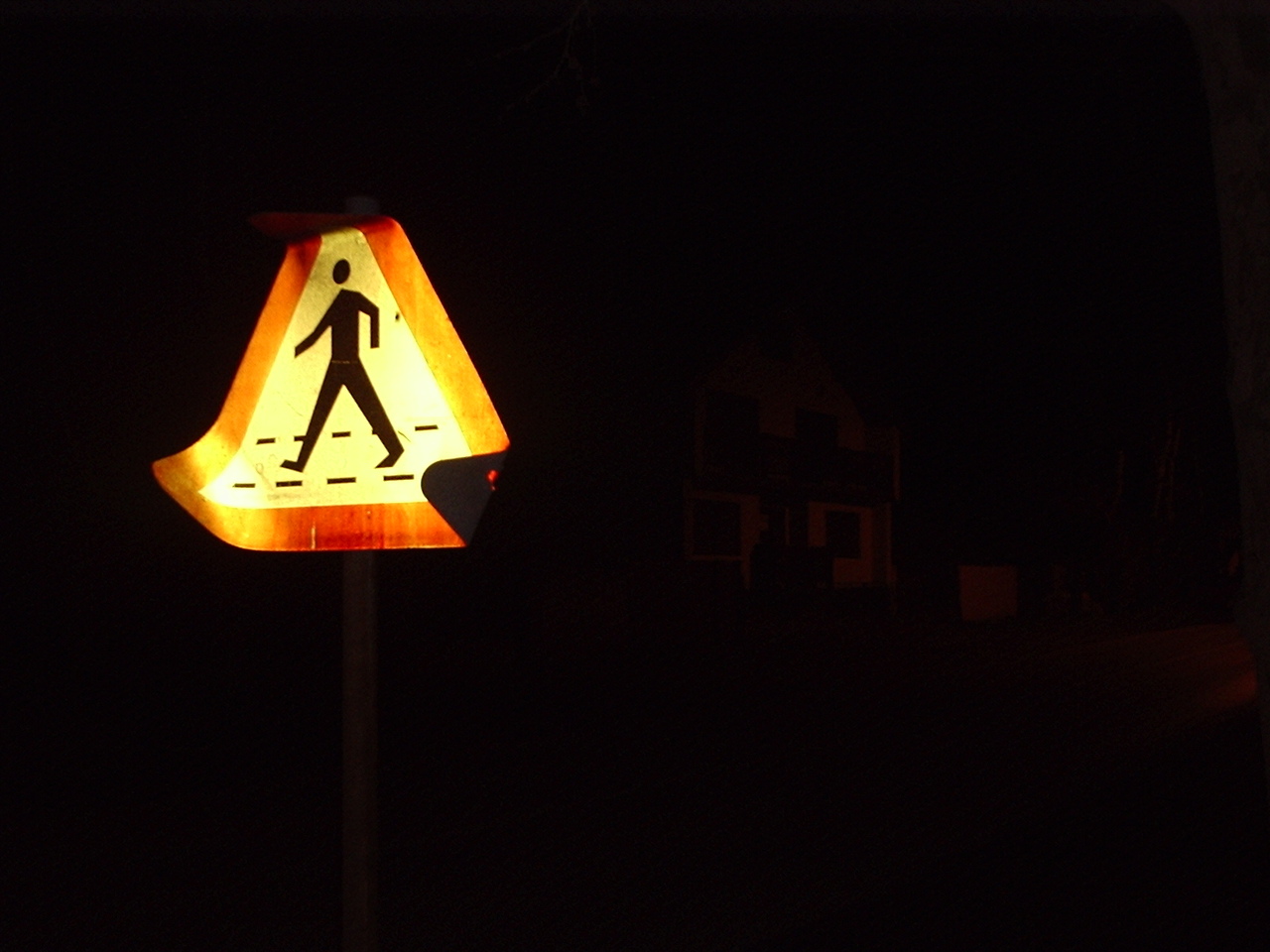 여자가 혼자 밤길을 걷는 것조차 두려워 해야 한다면 그 사회가 건강하지 못한 것 아닐까.