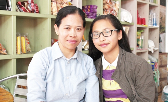 ▲ 사천에서 처음으로 인도네시아식당을 운영하는 아나수피아나 씨와 그의 둘째 딸 장해린 양.