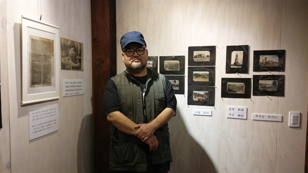 사진작가 류은규 씨, 사진전이 열리는 인천관동갤러리에서