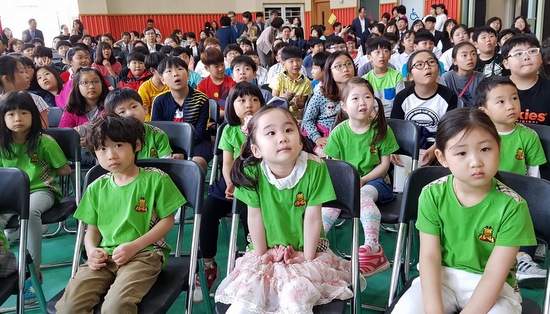 16일 오전, 금나래초 개교식에 참석한 병설유치원생과 초등학생들. 