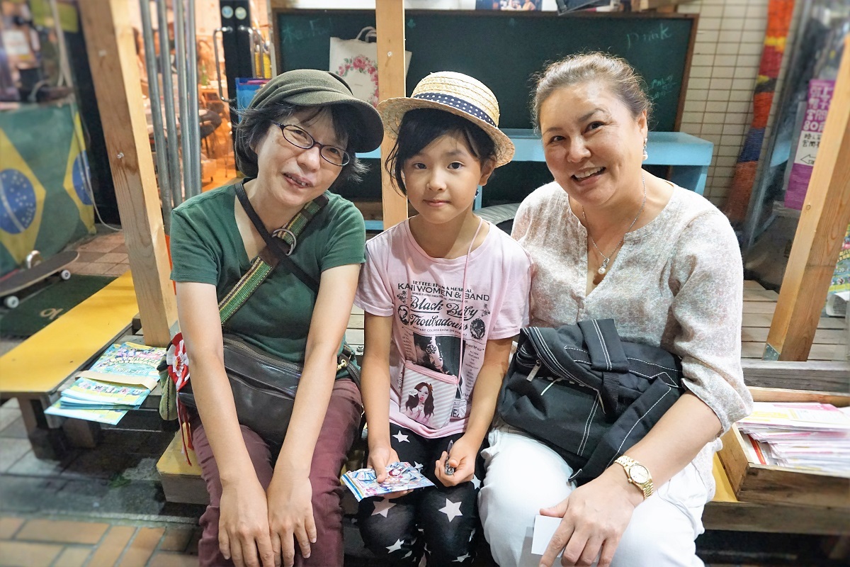 우리 딸을 격려해준 ‘인천’라는 가게를 운영한 홍씨 언니(우측)와 [ART LAB OVA] 즈루 대표(좌측)