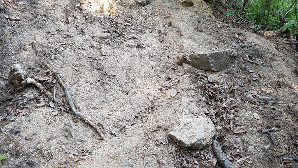  산약용 오토바이가 회전을 하면서 만든 자국으로 추정 된다. 바위 옆 쪽 흙길이 오토바이의 회전각을 따라 움푹 파여 있다.  