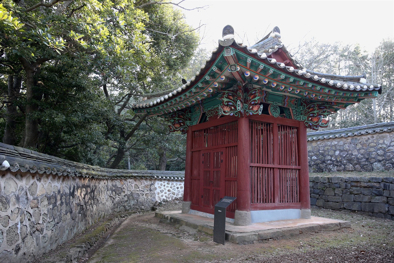 충무사에 세워진 관왕묘비. 노량해전 때 이순신과 함께 조·명 연합군을 꾸렸던 명나라 진린 장군이 이순신 장군의 전사를 애석히 여기고 피를 토하며 돌아갔다는 내용이 적혀 있다.
