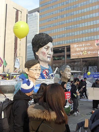 박근혜 전 대통령 인형과 나란히 선 재벌 인형. 서울 광화문 촛불집회 때 찍은 사진. 
