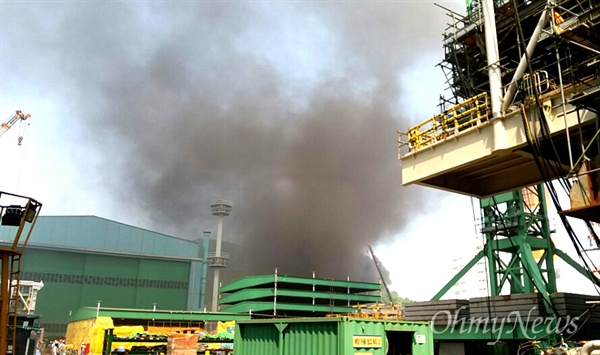 17일 오전 삼성중공업 거제조선소에서 화재가 발생했다.(사진 독자제공).