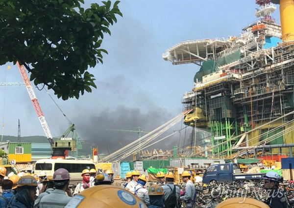 17일 오전 삼성중공업 거제조선소에서 화재가 발생했다.(사진 독자제공).
