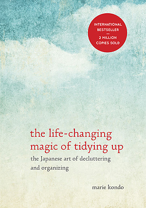곤도 마리에가 쓴 <인생이 빛나는 정리의 마법>(The Life-Changing Magic of Tidying Up)의 미국판 표지.