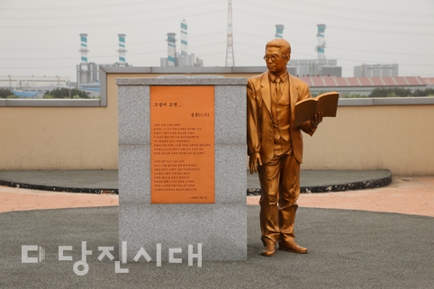충남 당진시에 위치해 있는 심훈기념관에 마련된 심훈 선생 동상