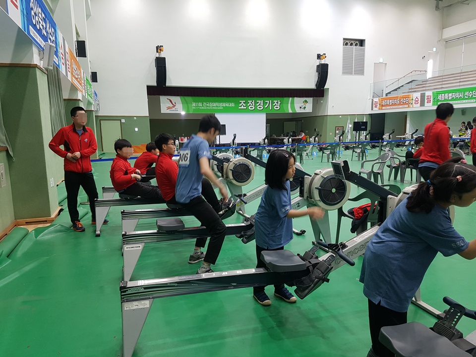 제11회 전국장애학생체육대회 실내조정경기가 열리는 홍성군 장애인체육관에서 각시도 출전선수들이 경기에 앞서 연습을 하고 있다.