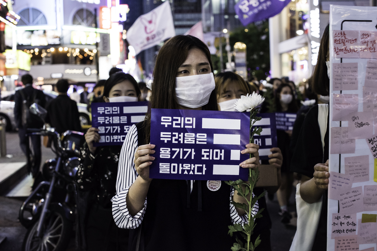 강남역 여성살인사건 1주기 당시 강남역 10번출구 추모행진 참가자들이 피켓을 들고 사건이 일어난 건물쪽으로 행진하고 있다.