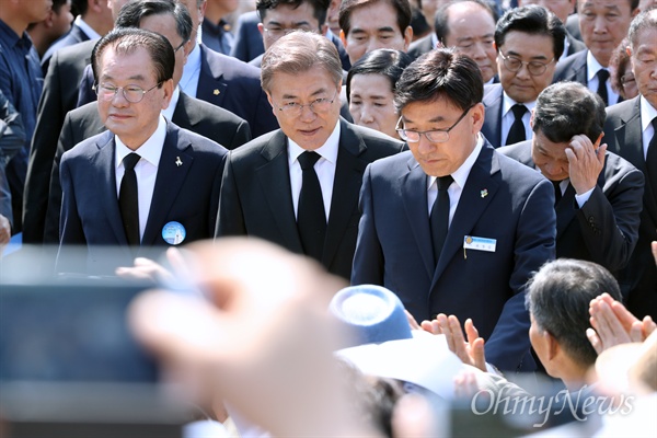 문재인 대통령이 제주 4.3사건 희생자 추념식에 참석한다. 사진은 지난해 5월 18일 광주 국립 5·18 민주묘지에서 열린 제37주년 5·18 민주화운동 기념식에 입장하고 있는 모습. 