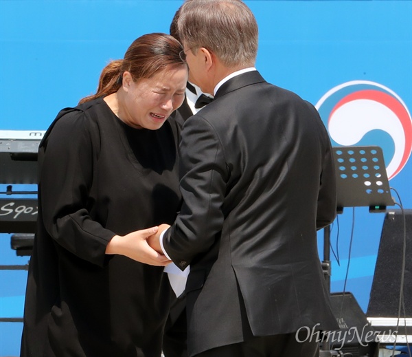 오월 가족 위로하는 문재인 대통령 문재인 대통령이 18일 오전 광주 국립 5·18 민주묘지에서 열린 제37주년 5·18 민주화운동 기념식에서 5·18 당시 희생된 김재평씨의 딸 김소형씨에게 다가가 위로하고 있다. 
