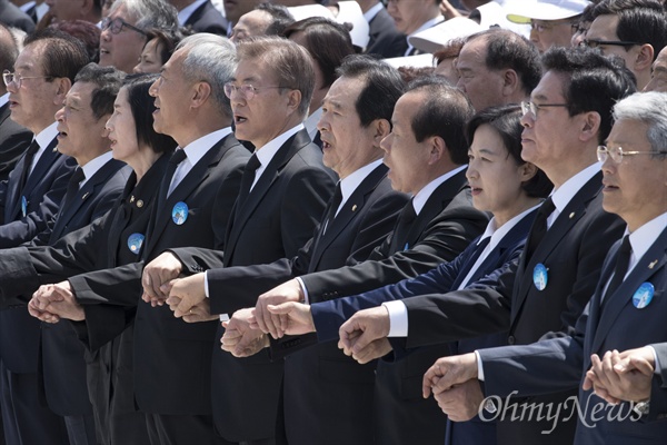 임을 위한 행진곡 제창에 입 다문 정우택 문재인 대통령(왼쪽 다섯째), 정세균 국회의장, 김이수 헌재소장 권한대행 등이 18일 오전 광주 북구 국립 5·18 민주묘지에서 열린 '제37주년 5·18민주화운동 기념식'에 참석해 '님을 위한 행진곡'을 제창하고 있다. 한편 정우택 자유한국당 대표권한대행(오른쪽 둘째)은 입을 다물고 있다. 행사를 마친 뒤 정 대표는 ‘5·18 민주 영령에 대한 추념의 마음은 변함이 없다’ ‘(임을 위한 행진곡) 제창은 국민적 합의가 이뤄지지 않은 사항’이라며 노래를 부르지 않은 이유를 밝혔다.