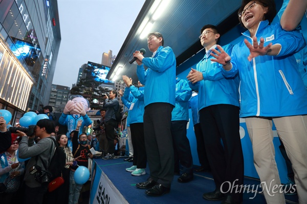 진수희 전 의원(맨 오른쪽)이 제19대 대선 투표일 하루전인 8일 오후 서울 명동거리에서 바른정당 유승민 후보의 마지막 유세에서 무대에 올라 함성을 외치고 있다.