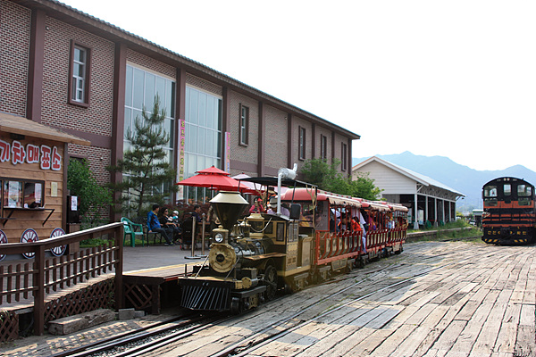 곡성 기차마을 역에는 꼬마기차가 있어 관광객들의 인기를 끌고있다
