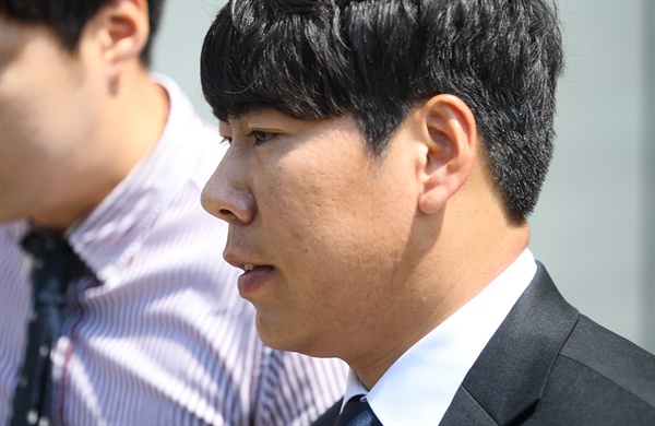  음주뺑소니 사고를 낸 혐의로 재판에 넘겨진 메이저리거 강정호(피츠버그 파이리츠)가 18일 오후 항소심 선고 공판을 마친 뒤 서울 서초동 서울중앙지법을 나서고 있다. 