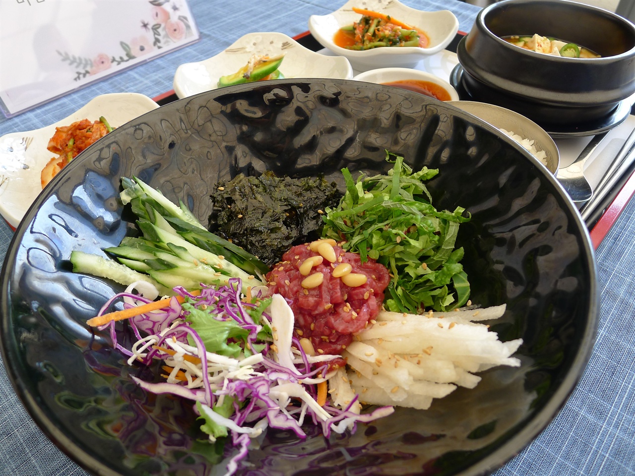 울산 남구 무거동의 한 식당이 내놓은 한우육회비빔밥 1인 밥상. 8,000원에 맛볼 수 있다. 