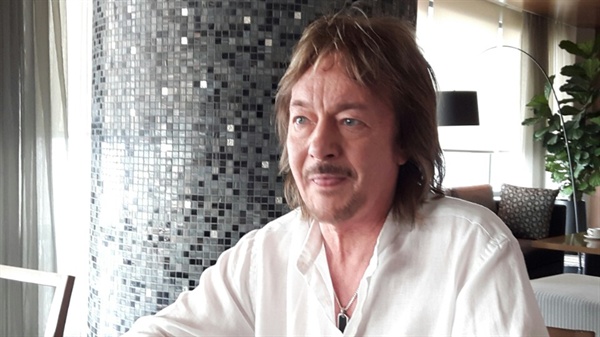 크리스 노먼(Chris Norman) '리빙 넥스트 도어 투 앨리스(Living Next Door To Alice)' 등 팝 명곡으로 7080 음악팬들에게 오랫동안 사랑받고 있는 영국 밴드 스모키(Smokie)의 보컬리스트 크리스 노먼(Chris Norman). 그는 지난 해 10월 첫 내한 콘서트를 열고 한국 팬들을 만났다.