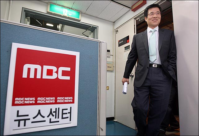 2009년 4월 13일 MBC <뉴스데스크> 마지막 방송을 마친 뒤 뉴스센터를 나서고 있는 신경민 당시 앵커.
