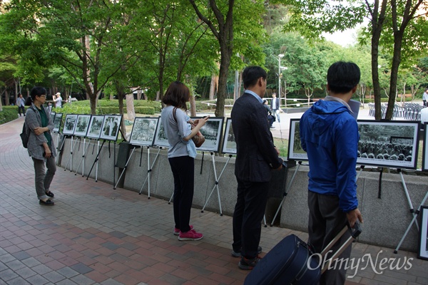 18일 오후 대구2.28기념공원에서 열린 5.18기념행사에 앞서 사진전시회에 시민들이 1980년 당시의 사진들을 바라보고 있다.