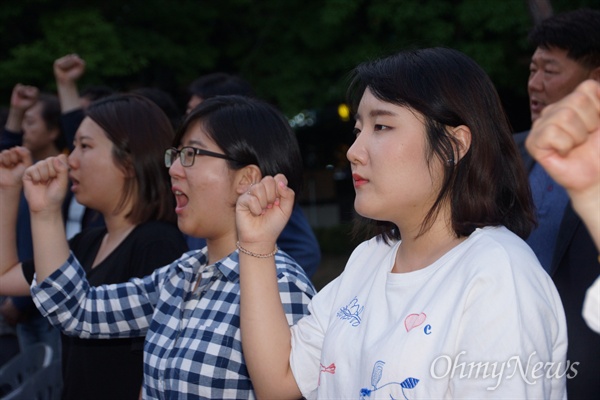 대구2.28기념공원에서 열린 5.18기념식에 참석한 참가자들이 <님을 위한 행진곡>을 부르고 있다.
