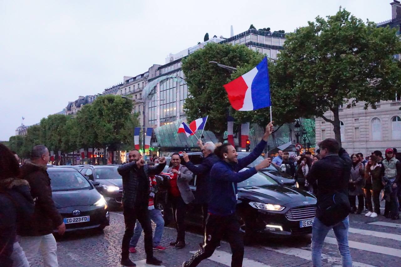 프랑스 대선일 출구조사 결과에서 마크롱의 승리가 발표되자 개선문 앞 도로로 뛰어 나온 시민들